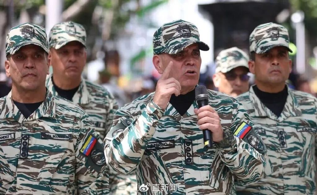 委內瑞拉國防部長盧比斯（中）說，11月11日至12日的軍演涉及海陸空作戰單位以及導彈等武器系統部署。