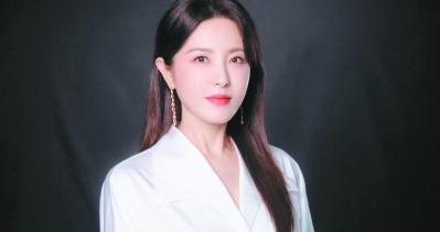 曾黎：“她”在暗夜中，点亮一盏烛火