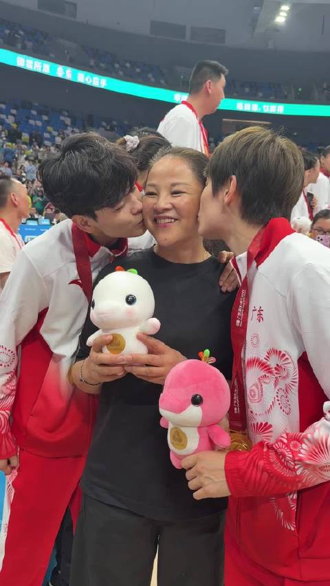 杨力维杨舒予一起亲吻妈妈