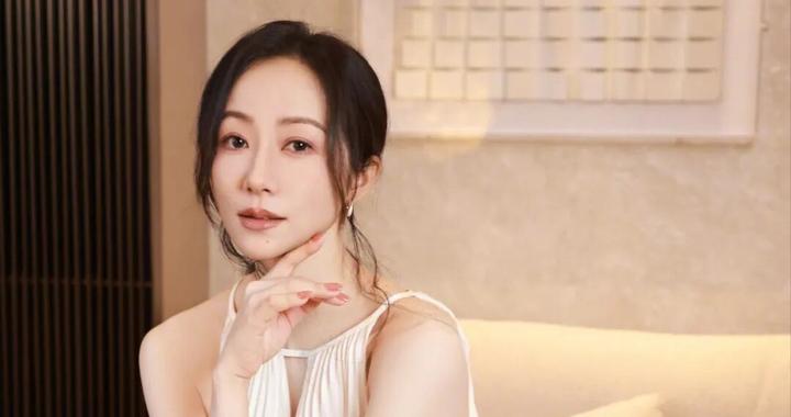 演员韩雪直播卖12.9元棉拖，打破“高冷”形象引热议，带货30天销售额超2500万，已退出与老公合资公司