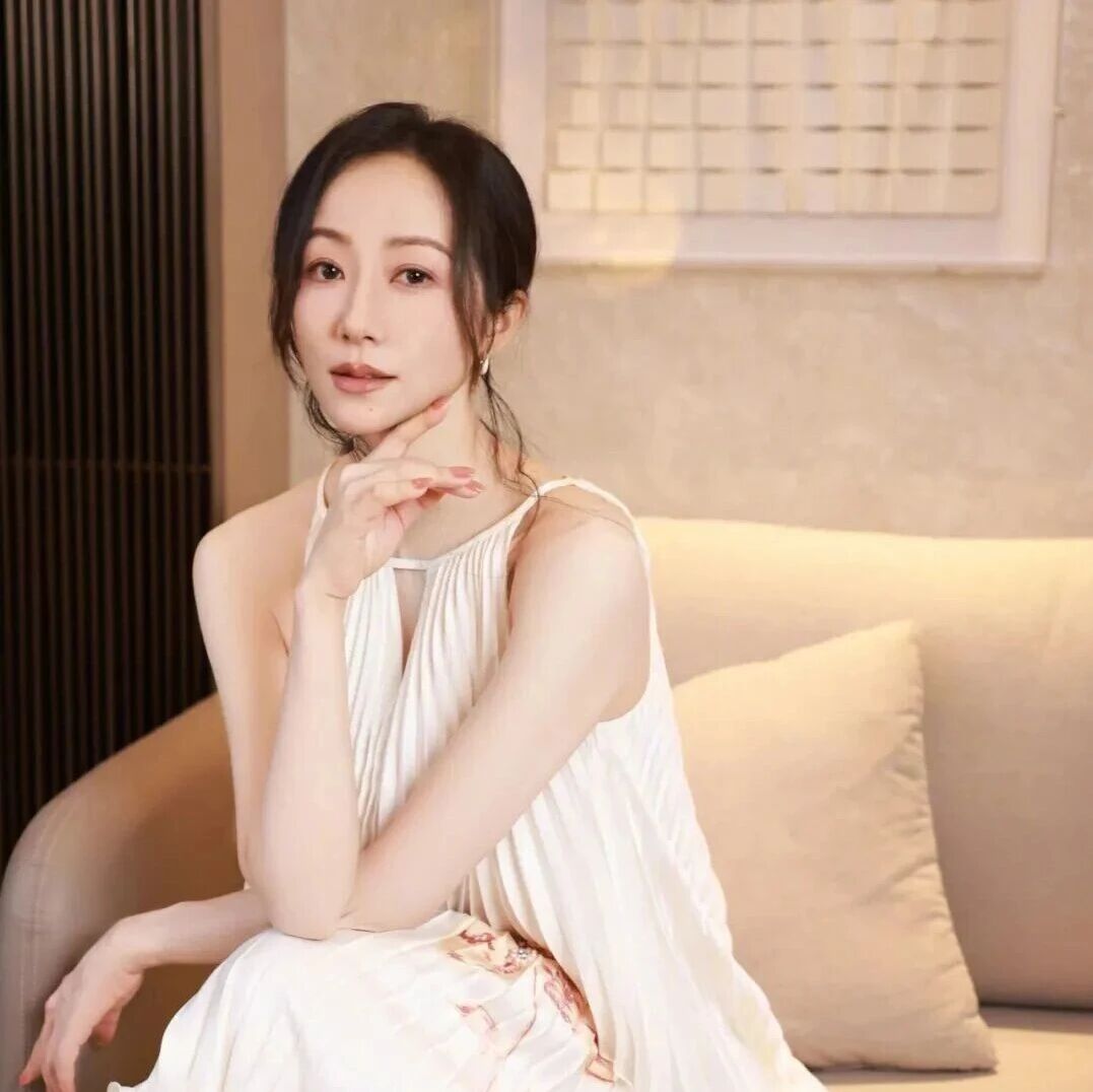 演员韩雪直播卖12.9元棉拖，打破“高冷”形象引热议，带货30天销售额超2500万元，已退出与老公合资公司