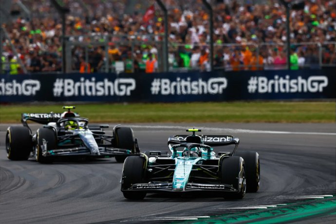 现代F1赛车技术的革新是否正在重塑未来汽车工业的发展方向？