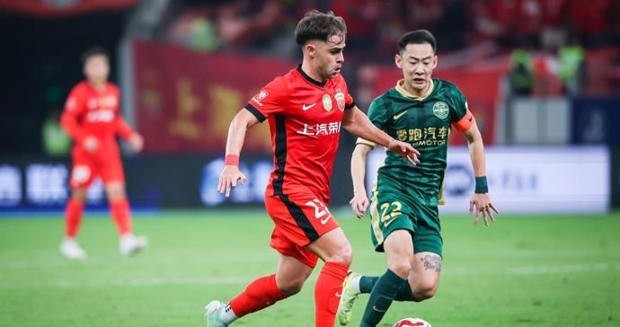 中超折腾快一年、争冠还是老套路，上海足球三连冠成定局，海港、申花谁称霸？