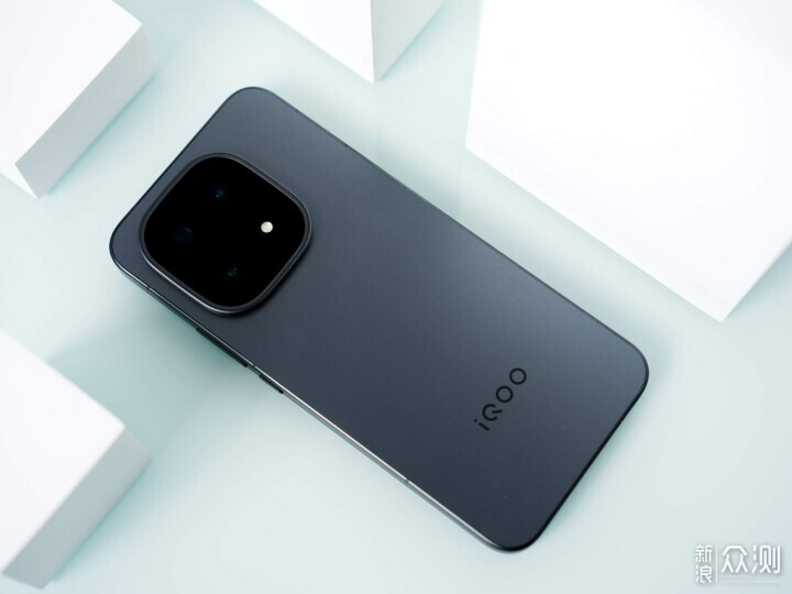 一加15跟iQOO 15究竟哪個更值得？_新浪眾測