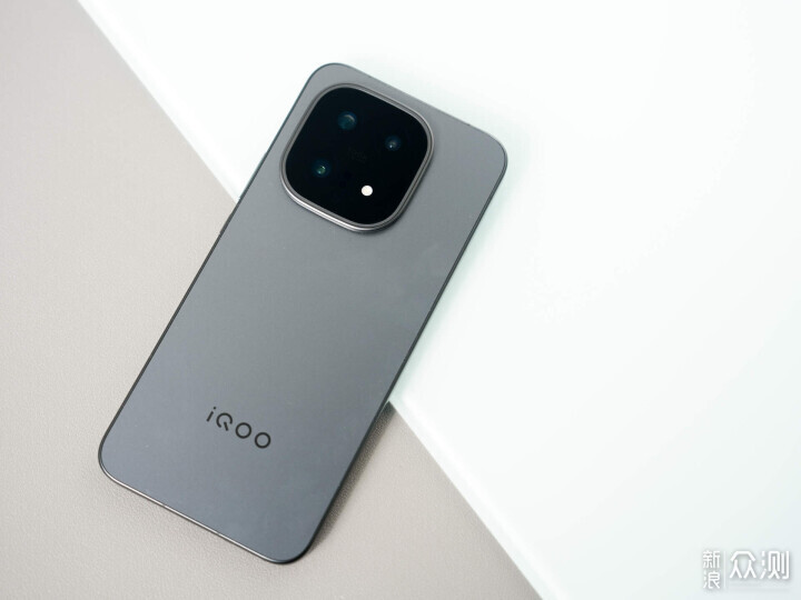 一加15跟iQOO 15究竟哪個更值得？_新浪眾測