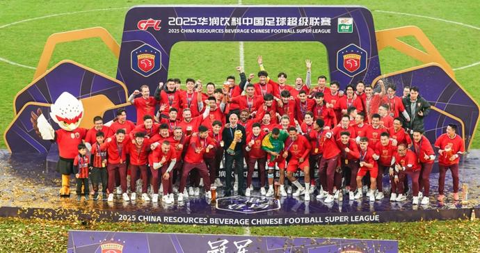 中超三连冠！赛季前没人看好的上海海港队，凭什么能实现伟业？