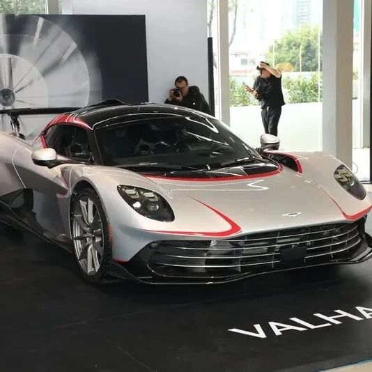 广州车展：4.0L V8+三电机！综合功率1064马力！2.5秒破百！阿斯顿·马丁Valhalla亮相！