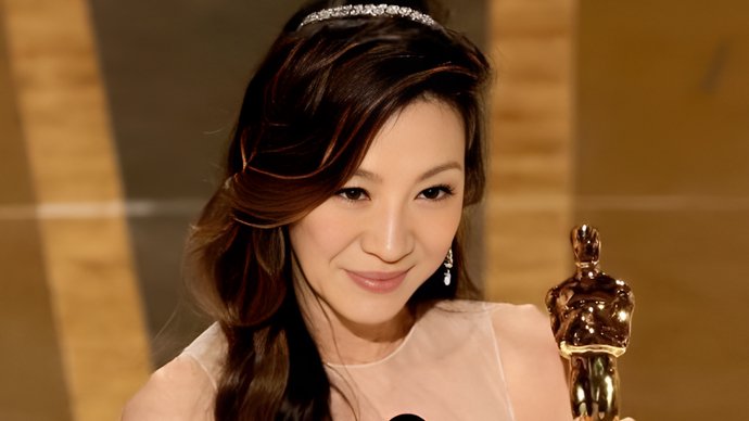 杨紫琼61岁柏林获奖破亚裔刻板印象