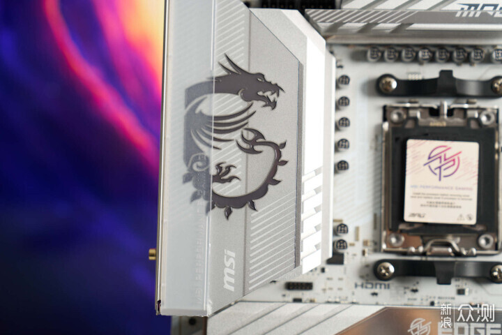 純白戰神・全家桶核心！微星 X870E 刀鋒鈦_新浪眾測