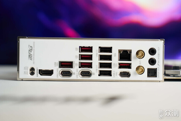 純白戰神・全家桶核心！微星 X870E 刀鋒鈦_新浪眾測