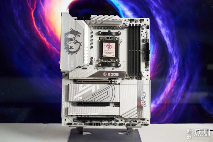 純白戰神・全家桶核心！微星 X870E 刀鋒鈦_新浪眾測