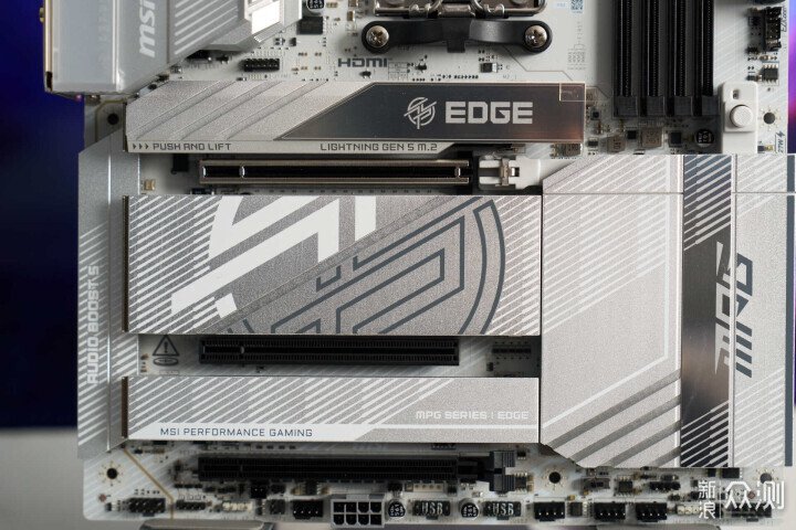 純白戰神・全家桶核心！微星 X870E 刀鋒鈦_新浪眾測