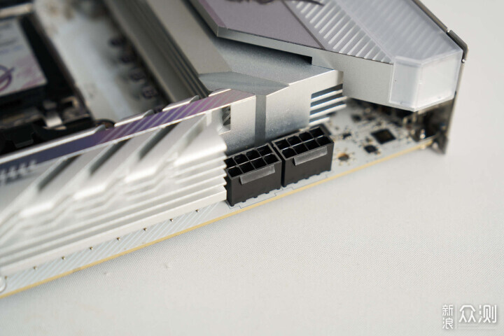 純白戰神・全家桶核心！微星 X870E 刀鋒鈦_新浪眾測