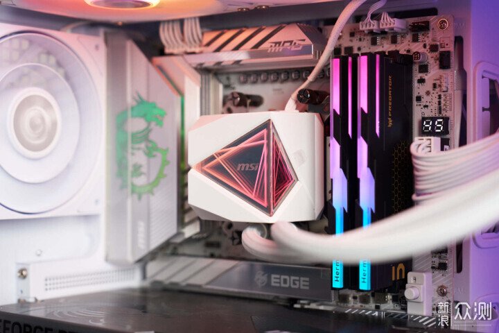 純白戰神・全家桶核心！微星 X870E 刀鋒鈦_新浪眾測