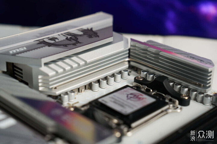 純白戰神・全家桶核心！微星 X870E 刀鋒鈦_新浪眾測