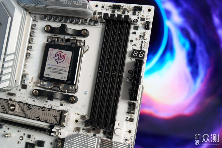 純白戰神・全家桶核心！微星 X870E 刀鋒鈦_新浪眾測