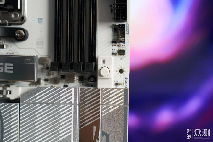 純白戰神・全家桶核心！微星 X870E 刀鋒鈦_新浪眾測