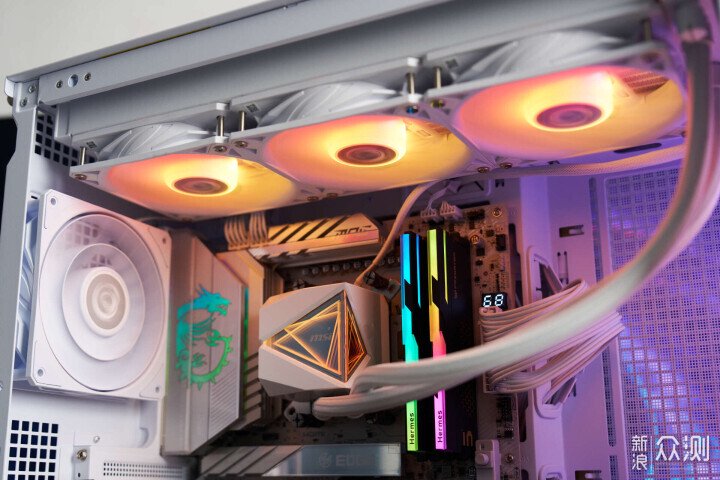 純白戰神・全家桶核心！微星 X870E 刀鋒鈦_新浪眾測