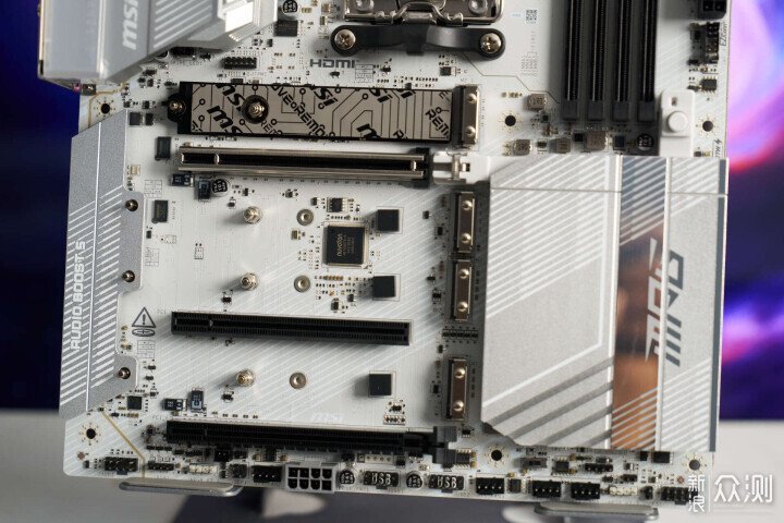 純白戰神・全家桶核心！微星 X870E 刀鋒鈦_新浪眾測