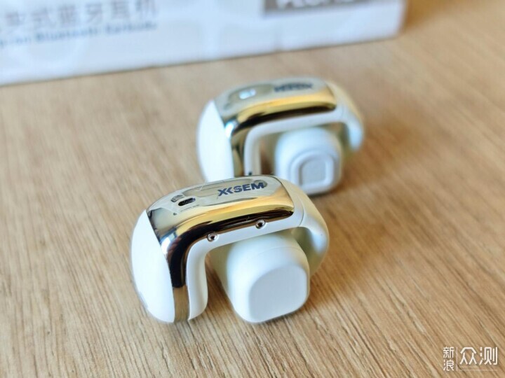 百元價格千元音質！西聖Plume耳夾式耳機_新浪眾測