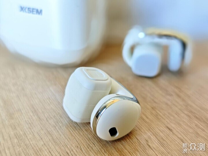 百元價格千元音質！西聖Plume耳夾式耳機_新浪眾測