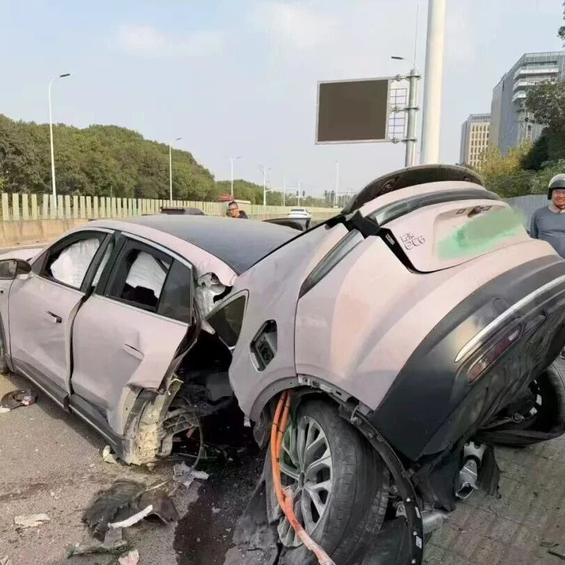 上海一蔚来汽车撞隔离带致车体断裂，车企回应：事发时车门已自动解锁