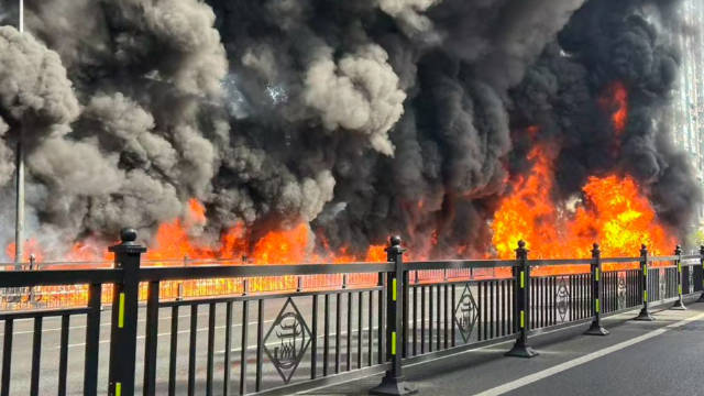 广州一货车起火沿路形成火线冒黑烟广州货车起火13分钟后明火被扑灭 沿路商户未受影响