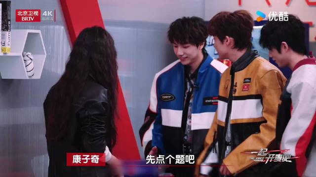 于文文助阵三蹦子组合升级跑车组，每周六北京卫视开唱