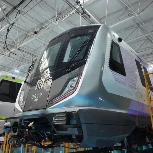 国内首列免涂装铝合金地铁列车亮相济南