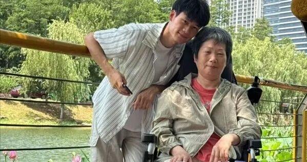 “真男人mvp！”26岁湖北小伙带偏瘫母亲房车旅行获百万点赞：不想让她只在家看天