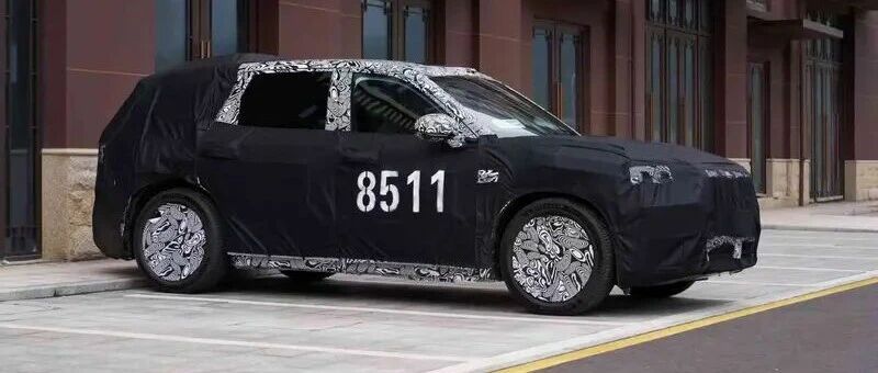 或45万起！搭三电机兆瓦电驱+6C超快充大电池+AI数字底盘！极氪中大型SUV试谍照！