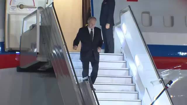 普京和莫迪同乘越野车离开机场：车内微笑交谈 抵达总理府共进晚