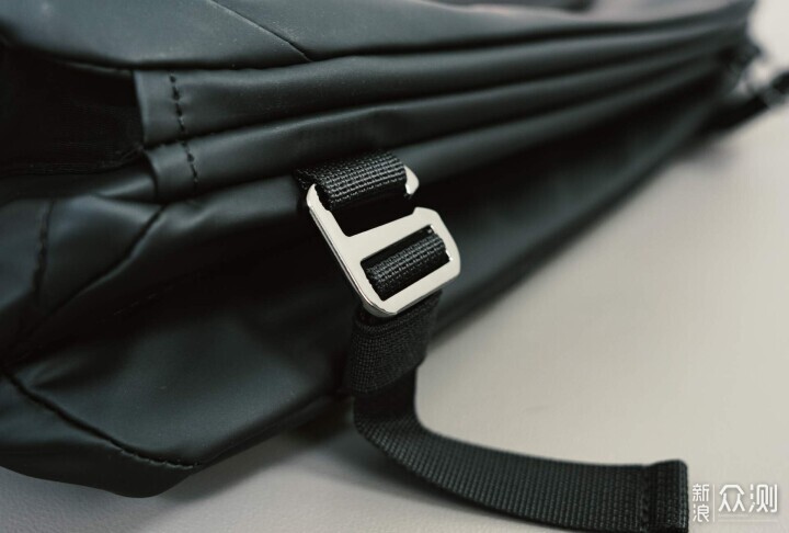 三百多塊的斜挎包，憑什麼讓我覺得值回票價？_新浪眾測