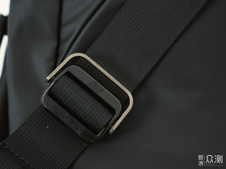 三百多塊的斜挎包，憑什麼讓我覺得值回票價？_新浪眾測