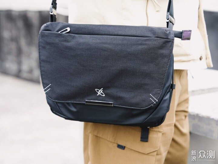 三百多塊的斜挎包，憑什麼讓我覺得值回票價？_新浪眾測