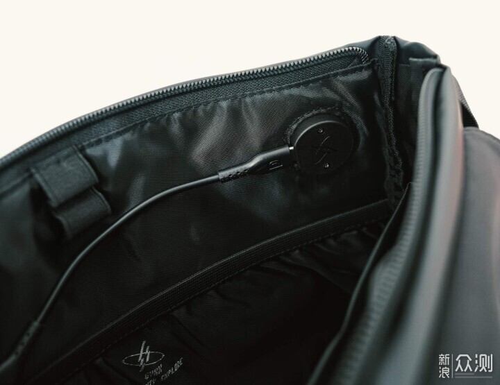 三百多塊的斜挎包，憑什麼讓我覺得值回票價？_新浪眾測