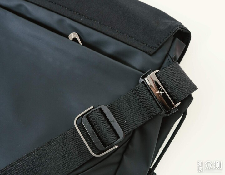 三百多塊的斜挎包，憑什麼讓我覺得值回票價？_新浪眾測