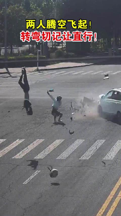 汽車撞飛摩托車2人