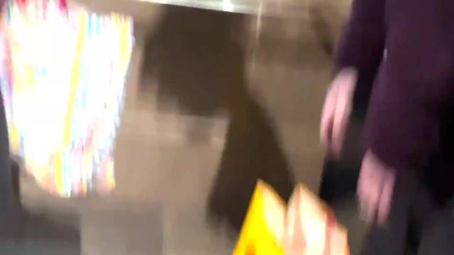 英王冠展柜被泼不明物：抗议者把饭盒甩玻璃上 喊“英国搞砸了”