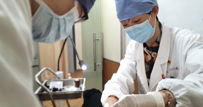 美国教授经AI推荐找到龙华医院，飞到上海解决顽疾，此前在美已七次手术