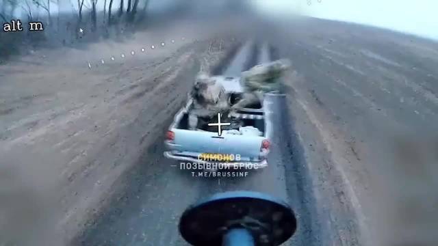 乌军皮卡遭无人机追杀司机油门踩死 乌士兵被逼无奈最后时刻冒死跳车
