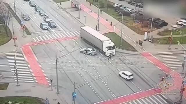 惊险！大货车司机突然昏迷身亡 俄交警毫不犹豫跳上货车将其截停