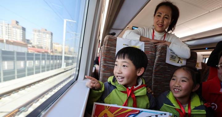 西延高铁迎来“护路体验官”