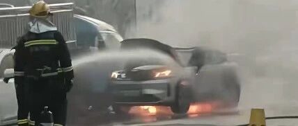 新能源汽车路边起火，并伴随爆炸声！涉事车辆为领克08系列