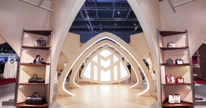 进博舞台见证匠心牵手，老凤祥与迈巴赫共拓亚太高端市场新格局