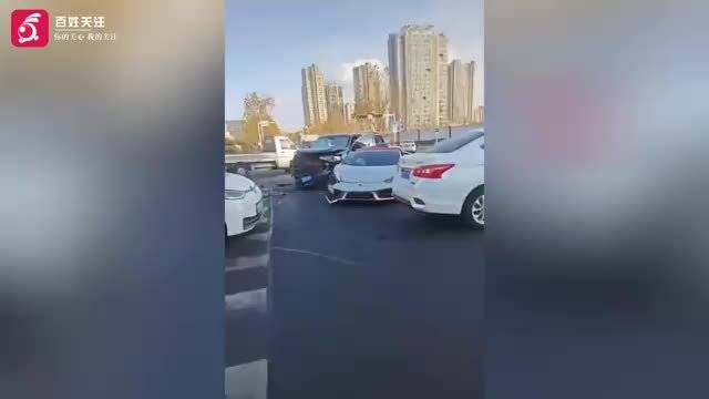 山东一临牌兰博基尼闯灯撞上SUV受损严重 交警：司机或存侥幸心理