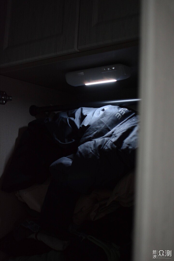 杜絕衣櫃黴菌異味!浦爾樂衣物除菌護理機評測_新浪眾測