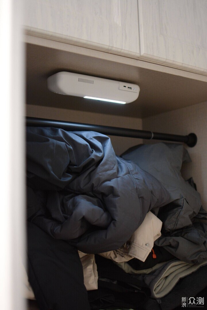 杜絕衣櫃黴菌異味!浦爾樂衣物除菌護理機評測_新浪眾測