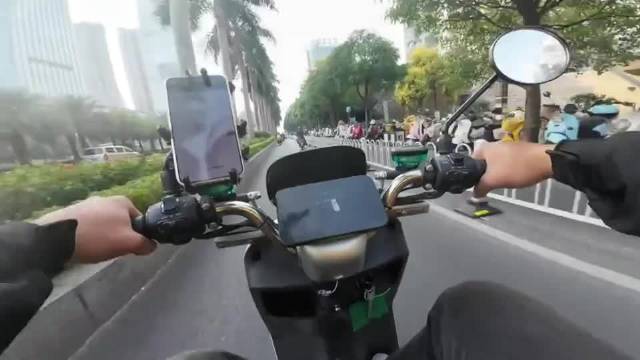 外卖小哥借灭火器勇救起火摩托 地铁工作人员暖心叮嘱“你先忙”