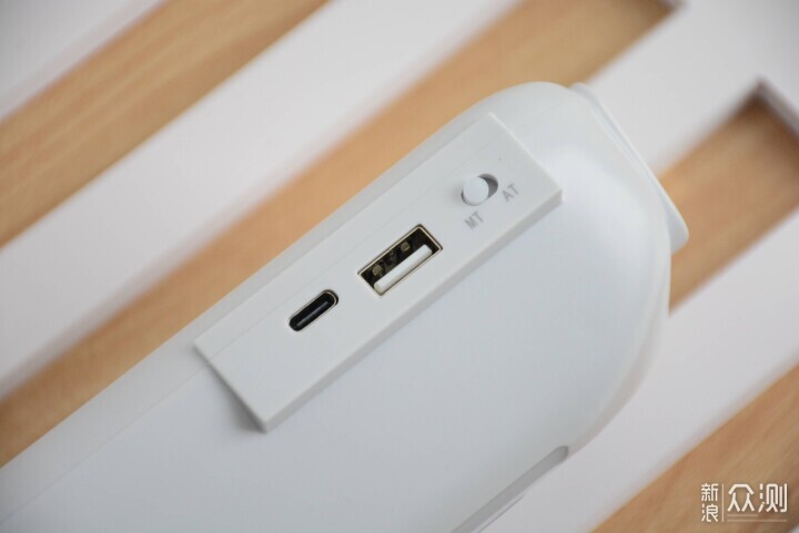 杜絕衣櫃黴菌異味!浦爾樂衣物除菌護理機評測_新浪眾測